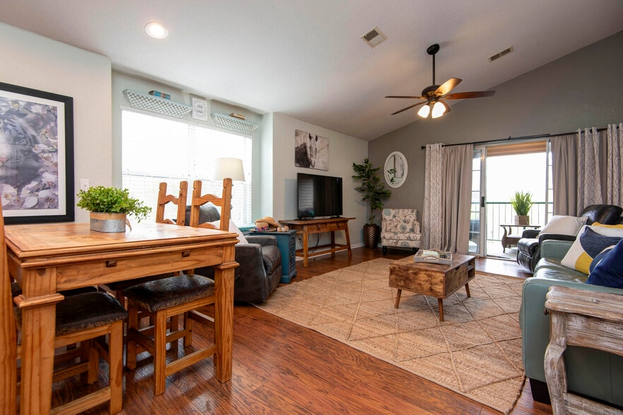 Building Photo - 175 W Rockford Dr