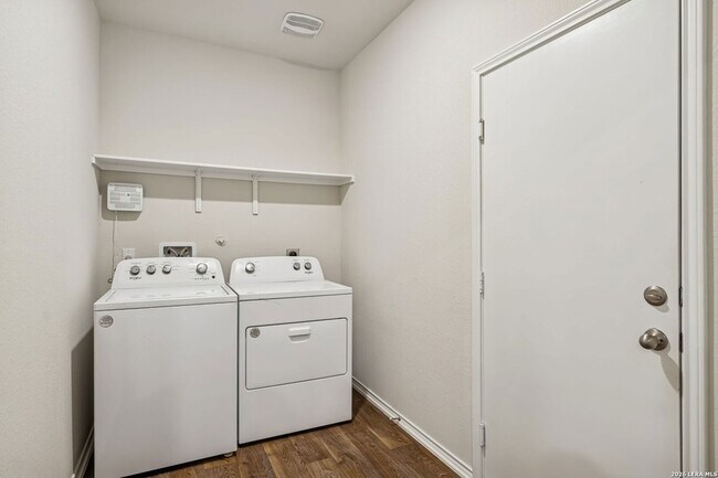 Building Photo - 4550 Meerkat Dr