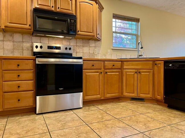 Building Photo - 5 bedroom and 3 bathroom two level house