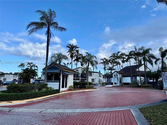 Building Photo - 9731 Fontainebleau Blvd