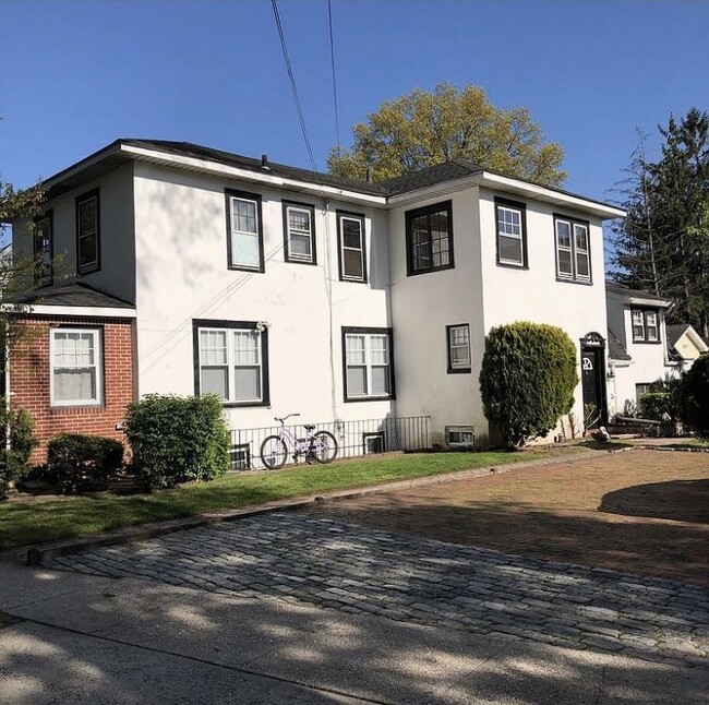 Entrance - 700 6th Ave