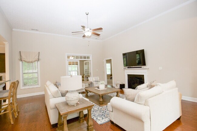 Building Photo - "Large 3-Bedroom plus BONUS Retreat with S...