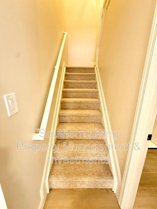 Building Photo - 8811 Roseton Ln