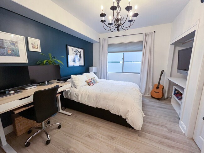 Building Photo - 5037 Rosewood Ave