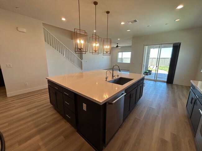 Building Photo - Spacious 4 Bed 2.5 Bath Home in Ellis with Solar!