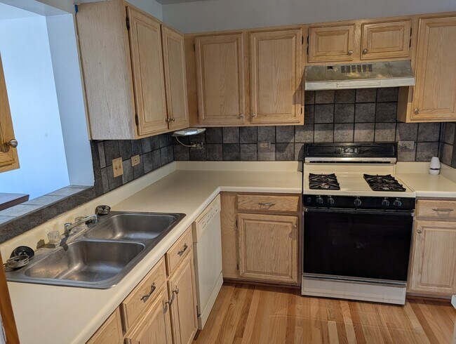 Building Photo - 843 E Princeton Cir