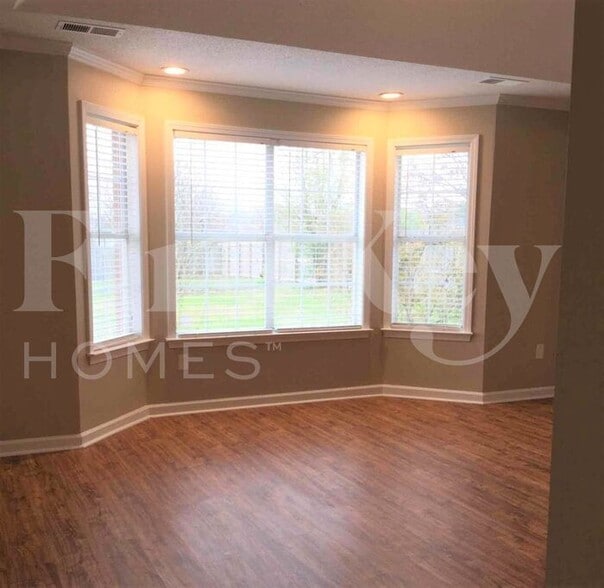 Building Photo - 10166 Green Moss Dr N