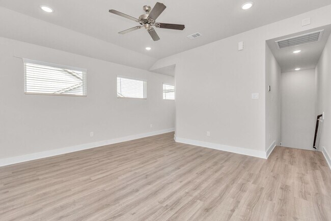 Building Photo - 21019 Bay Vlg Dr