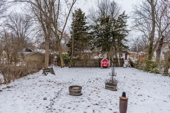 Building Photo - Centrally located bungalow!