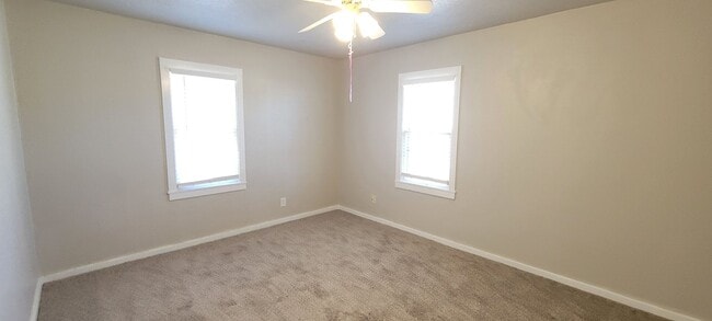 Building Photo - LARGE HOME QUIET STREET