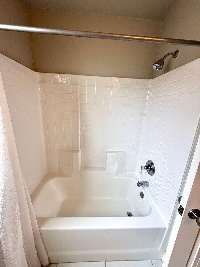 Building Photo - Stylish 3BR Home in Cerbat Vistas | Split Floor Plan, Covered Patio & 2-Car Garage!
