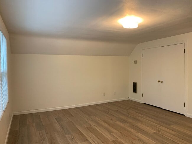 Building Photo - O1100-1106