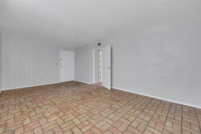 Building Photo - 1520 Hialeah Dr