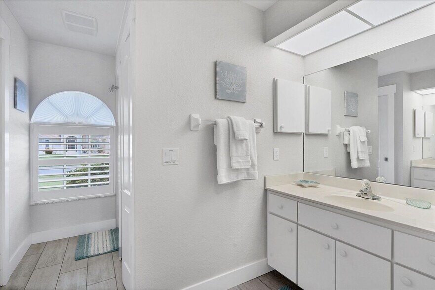 Building Photo - 5520 Almar Dr