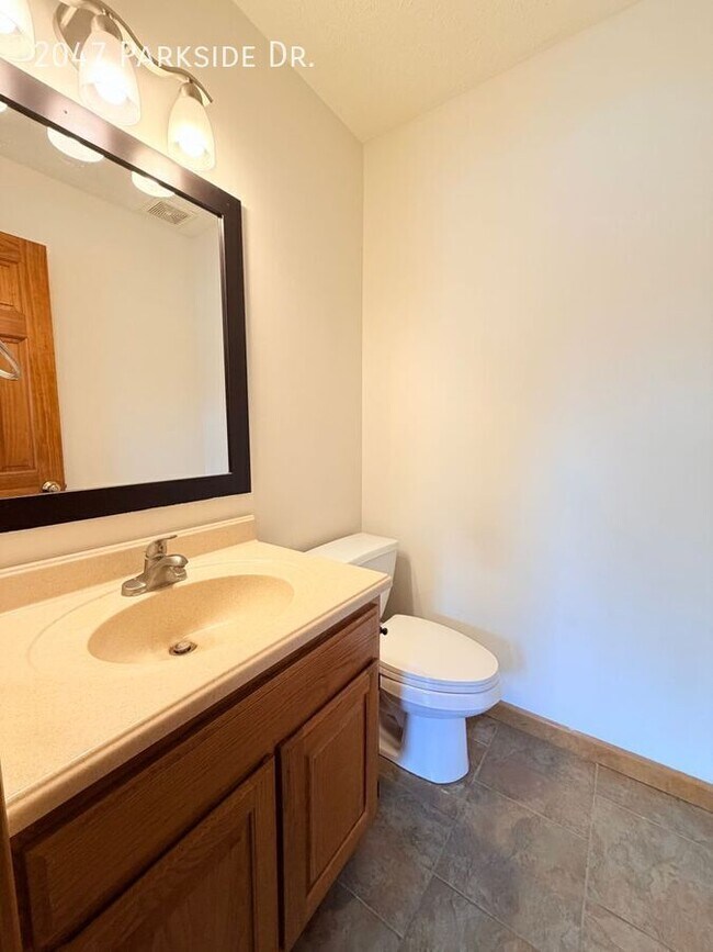 Building Photo - 2047 Parkside Dr