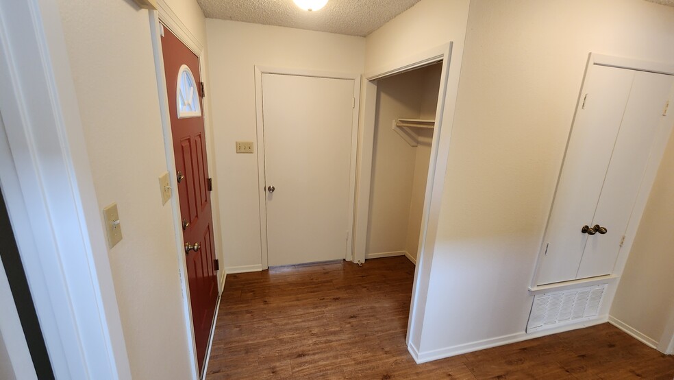 Building Photo - 2320 Aberdeen Dr