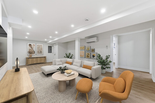 Building Photo - Catalpa 2507 W