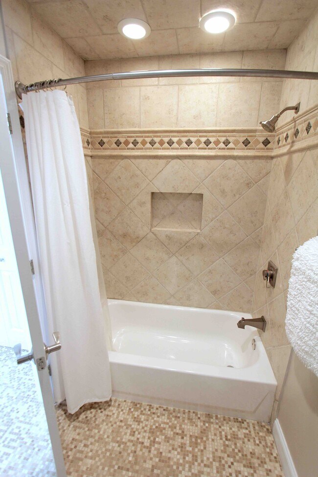 Building Photo - 5711 Chadwick Ln