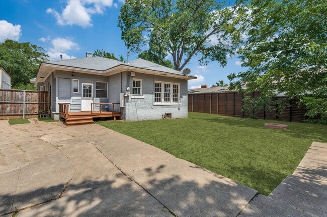 Building Photo - Rare & Classic Oak Lawn House | Great Location | Huge Backyard
