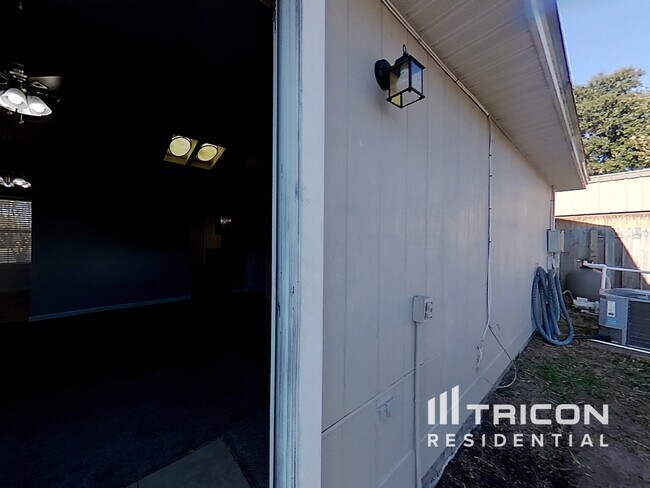 Building Photo - 3210 Chantilly Ct