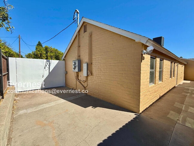 Building Photo - 11005 Shoshone Ave