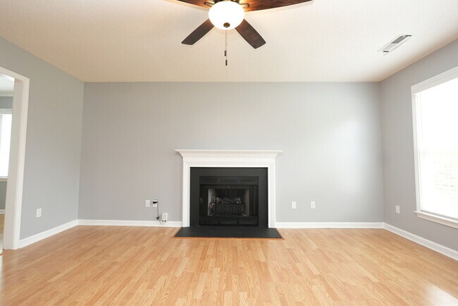 Building Photo - Charming 3-Bedroom, 2-Bathroom Home Perfec...