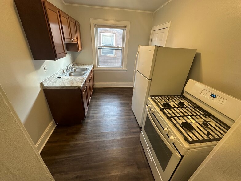 Kitchen - 7008 Plainfield Rd