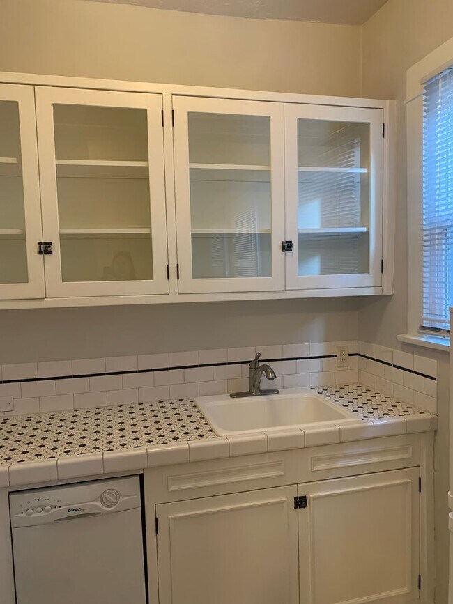 Building Photo - Historic Charm in the Heart of NW Portland | Studio with In-Unit W/D!