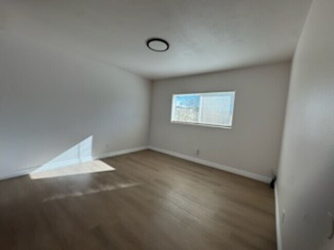 Building Photo - Cozy 2 Bedroom 1 Bathroom Home