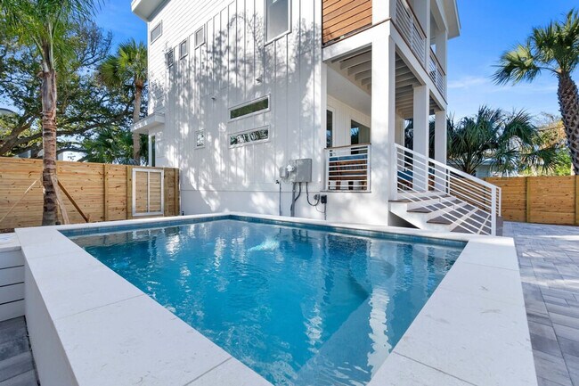 Building Photo - 2A Sanchez Cove