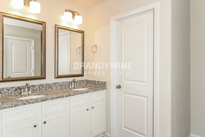 Building Photo - 573 Glenmanor Dr