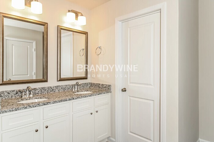 Building Photo - 589 Glenmanor Dr
