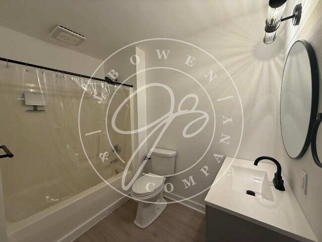 Building Photo - "Discover Spacious Comfort: Modern 3-Bed, 2-Bath in Maumee School District.