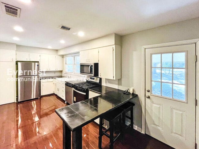 Building Photo - SPECIAL PROMOTION! 3 Bed, 2 Bath Home with Carport / Pet-Friendly / Available Now!