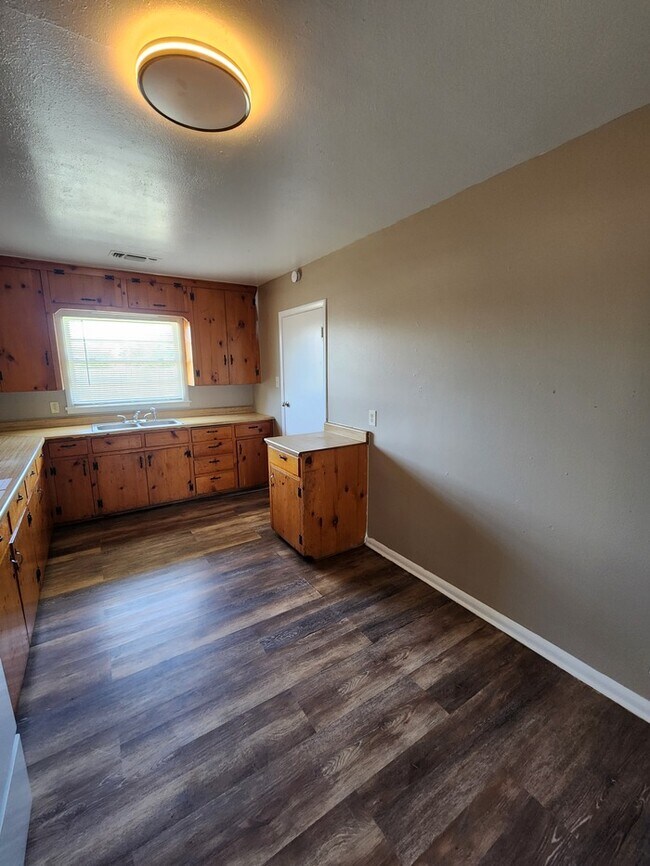 Building Photo - 3 bed 2 bath home with 1 car garage