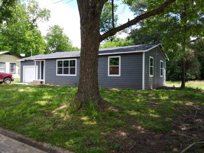 Building Photo - 1126 Park Cir