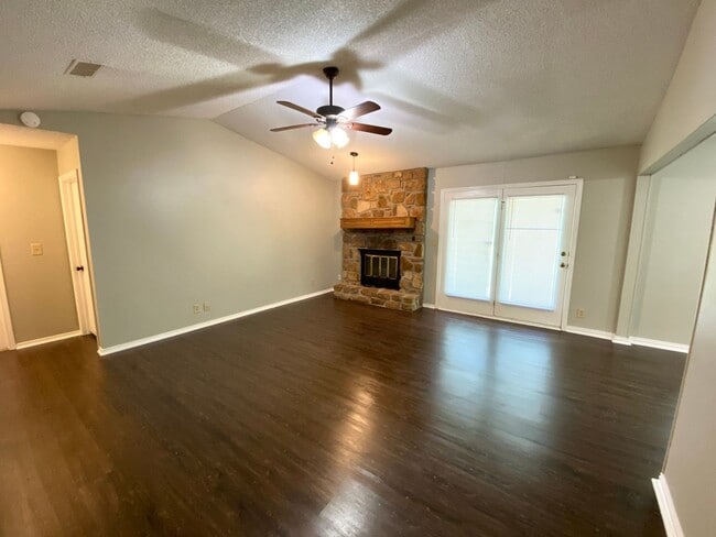 Building Photo - Spacious Jenks 4-Bedroom with NO Carpets &...