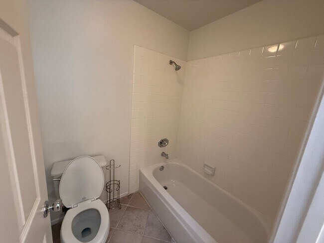 Building Photo - LOCATION LOCATION!! 4BR/3BA Townhome in De...