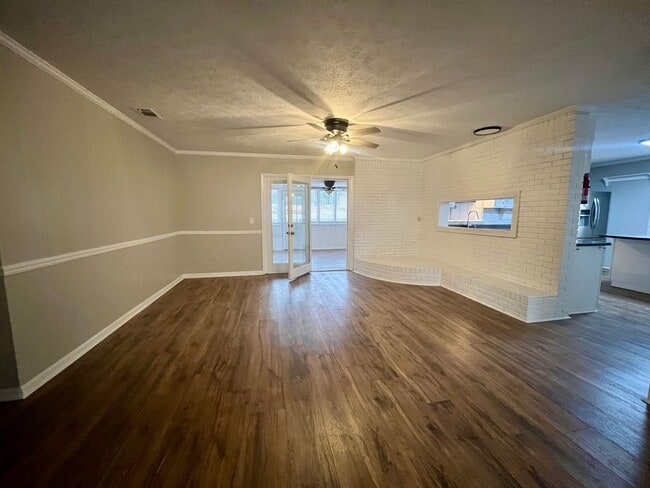 Building Photo - 3 Bed/2 Bath Home