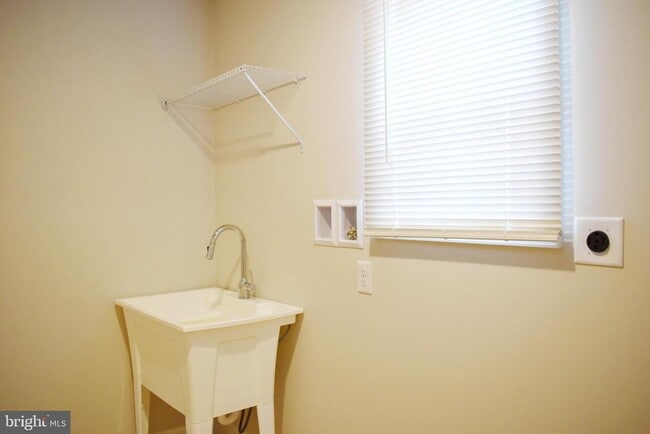 Building Photo - 1471 Treeline Dr