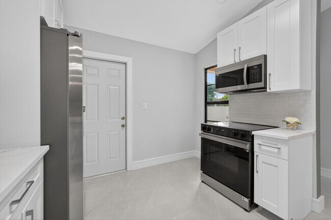 Building Photo - 10924 Roebelini Palm Ct