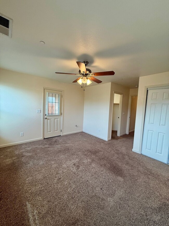 Building Photo - 3 Bedroom 2 Bath House!