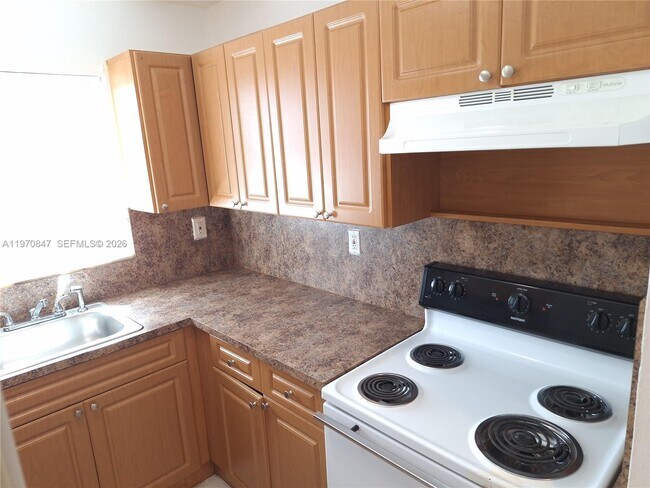 Building Photo - 2011 Bay Dr