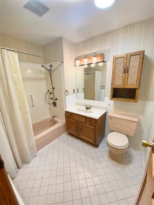 Building Photo - 5 Bedroom Home in Essex Junction!