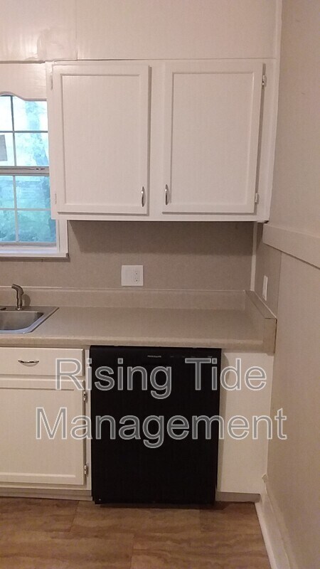 Building Photo - 200 9th Ct W