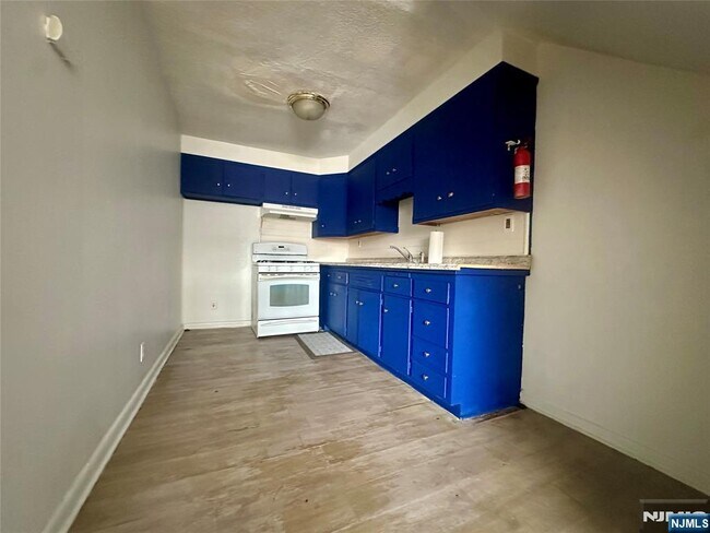 Building Photo - 530 Valley Brook Ave