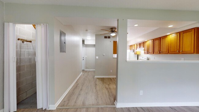 Building Photo - 3 Bedroom/1 bathroom renovated townhouse.