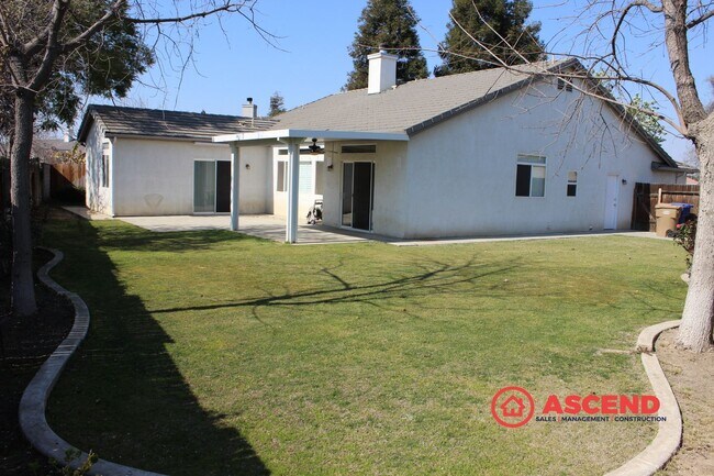 Building Photo - Beautiful 4 Bed / 2 Bath Home in Desirable Seven Oaks Community!