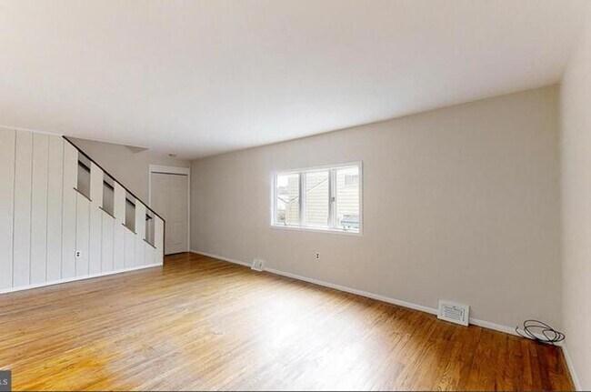 Building Photo - Recently Updated 4BR/2BA Twin with Central Air & Fenced Backyard