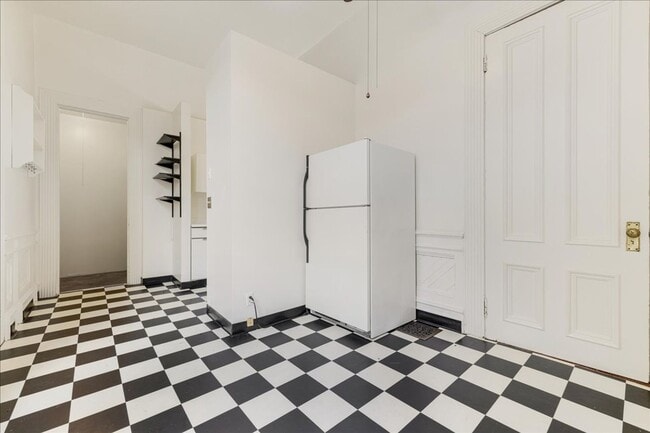 Building Photo - Quaint 2 Bedroom 1 Bath Apartment in Vintage Victorian Style Home!